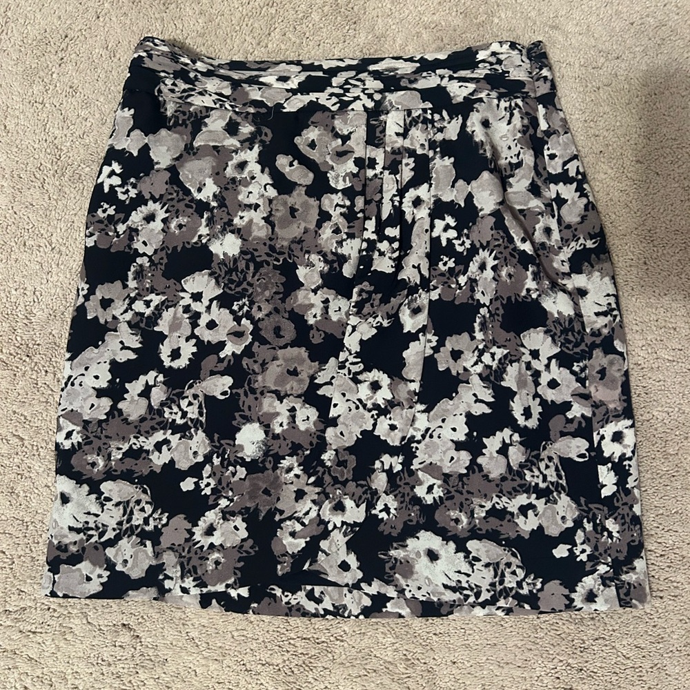 Banana Republic Black and Cream Floral Skirt